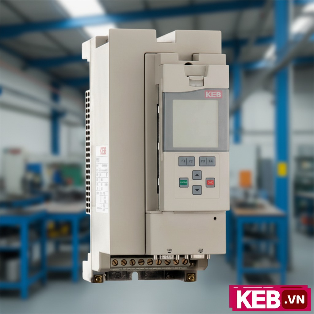 Biến tần KEB 35F5A1P-90xD 560kW 3 Pha 380V - Góc chụp cận cảnh biến tần KEB Combivert F5 Multi 35F5A1P-90xD, nhìn rõ bảng kết nối, tản nhiệt kim loại và nhãn thông số, nền trắng, ánh sáng studio